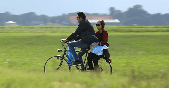 Man en vrouw op de fiets