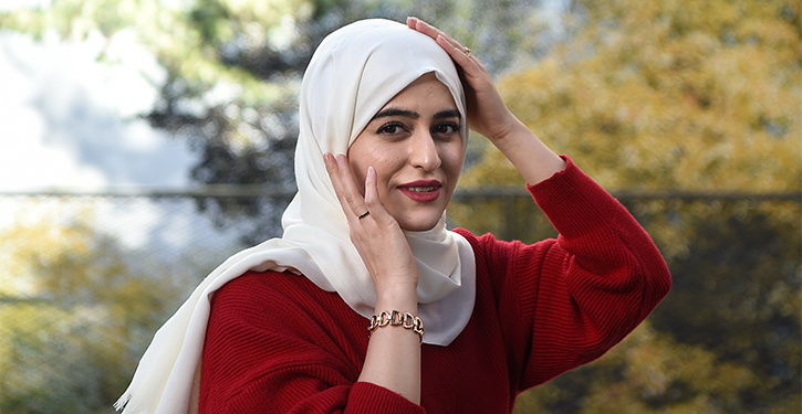 Sarah Izat met hoofddoek op